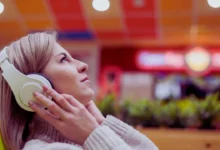 how does Evelyn hear music by 0gomovies.co.in