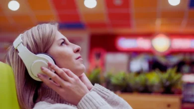 how does Evelyn hear music by 0gomovies.co.in