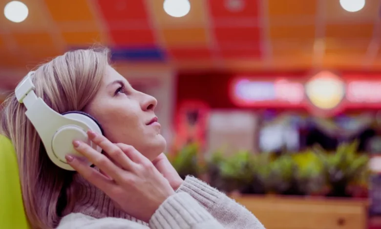 how does Evelyn hear music by 0gomovies.co.in